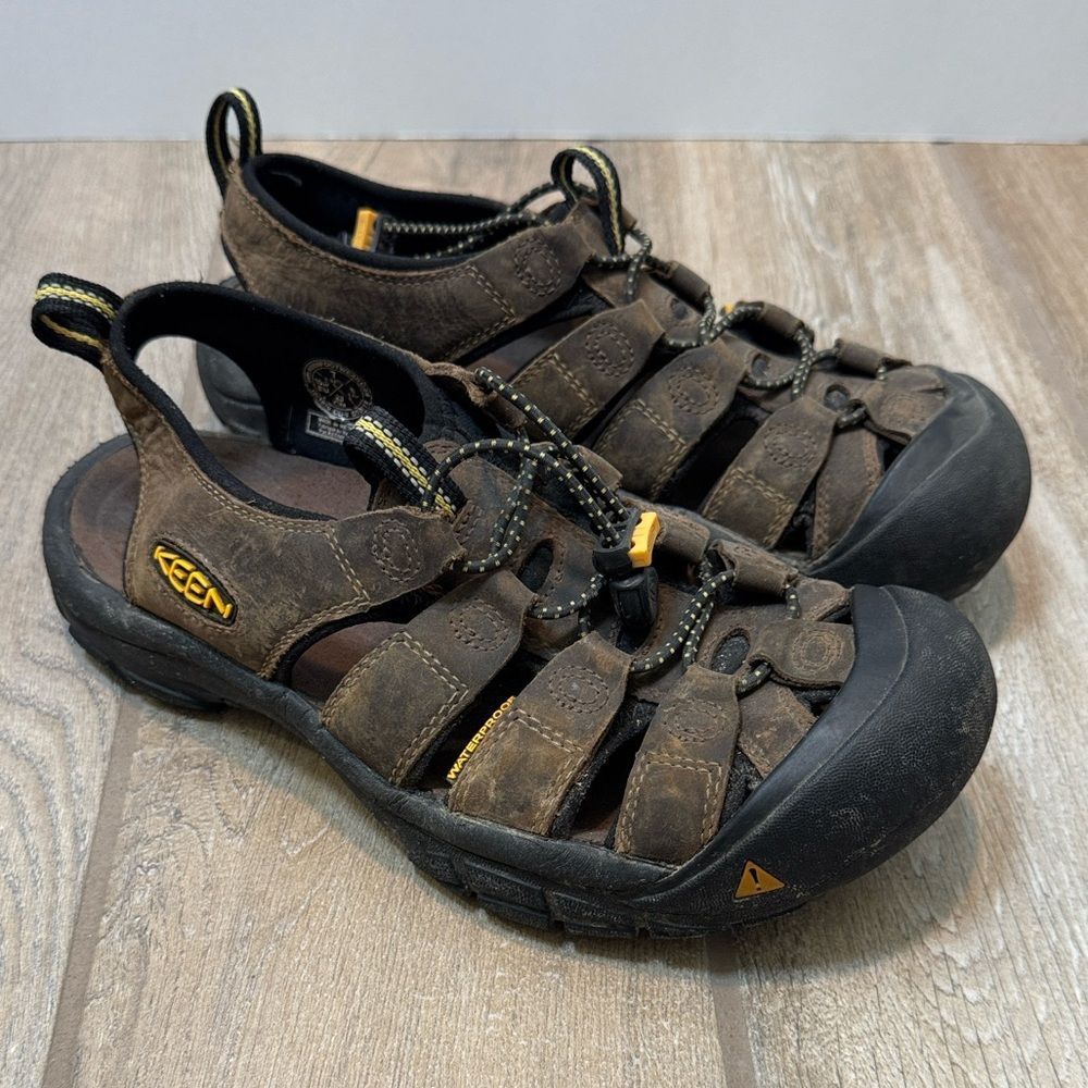Keen Men’s Dark Brown Newport Leather Sandals with Black Soles Size 7
